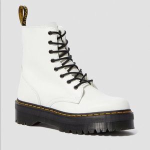 DR MARTENS WHITE SIZE 8